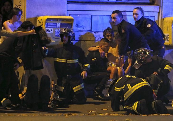 © Reuters. Membros da brigada de incêndio da França ajudam feridos