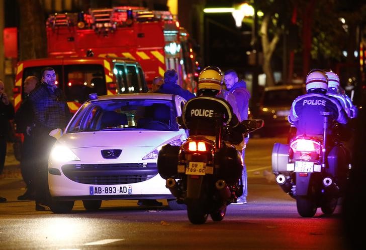 © Reuters. Polícia patrulha a região de Boulevard Voltaire em Paris