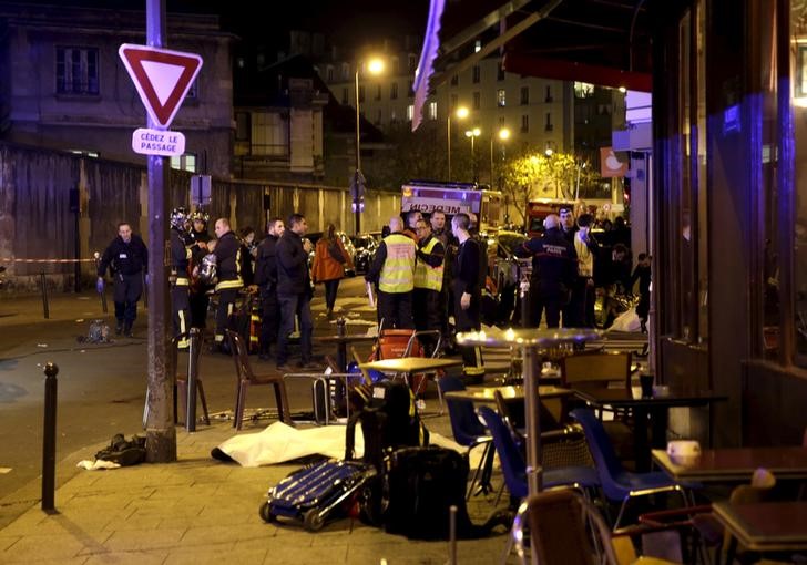 © Reuters. النائب العام: عدد قتلى هجمات باريس قد يتجاوز 120 بالاضافة إلى مقتل خمسة إرهابيين