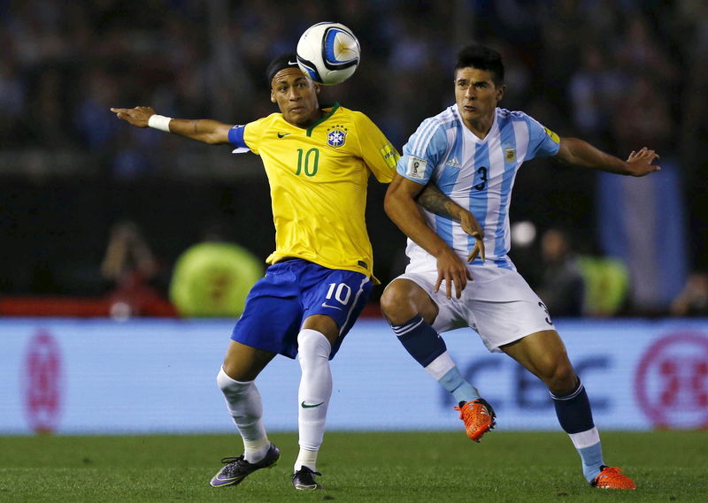 © Reuters. Neymar e argentino Rojo em partida em Buenos Aires