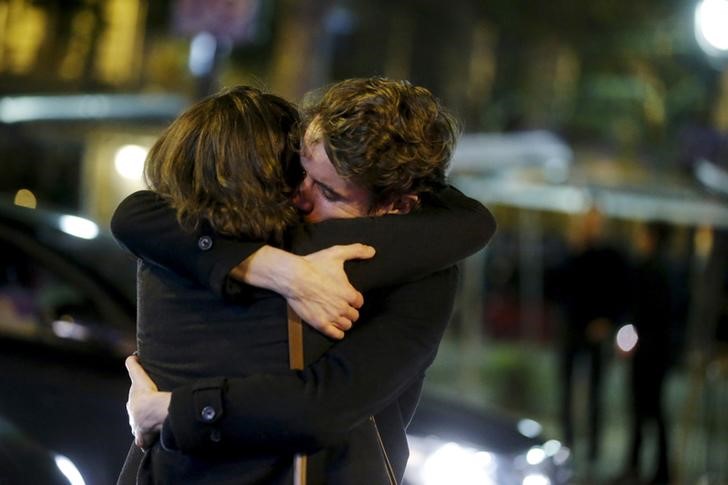 © Reuters. Unas personas se abrazan a las afueras de la sala de conciertos Bataclan tras un tiroteo en París