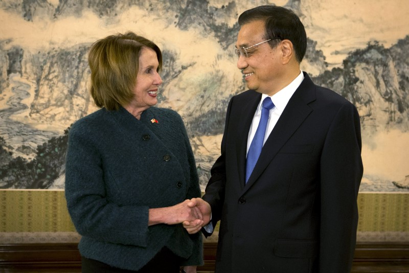 © Reuters. U.S. House Minority Leader Nancy Pelosi shakes hands with Chinese Premier Li Keqiang as she arrives for a bilateral meeting at the Zhongnanhai leadership compound in Beijing