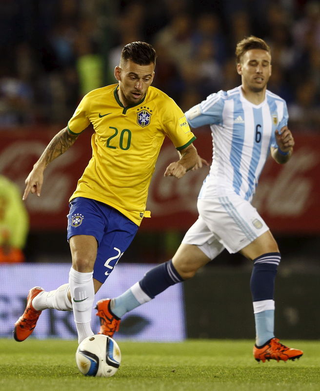 © Reuters. الأرجنتين تتعادل 1-1 مع البرازيل وتبقي بلا فوز بتصفيات كأس العالم