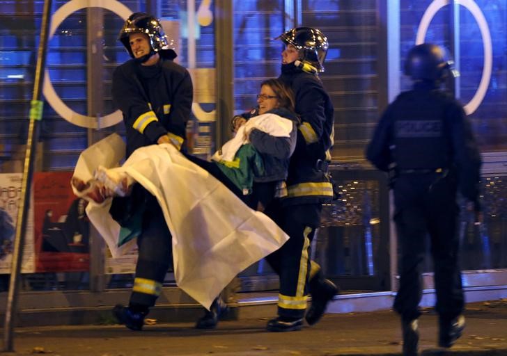 © Reuters. الفاتيكان يدين هجمات باريس ويدعو للرد على "الكراهية التي تدفع للقتل"