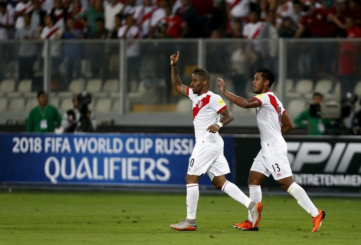 © Reuters. فارفان يمنح بيرو أول فوز في تصفيات كأس العالم