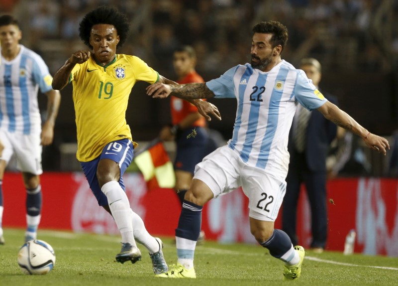 © Reuters. Willian de Brasil disputa el balón con Ezequiel Lavezzi de Argentina durante su partido por la eliminatoria sudamericana al Mundial de Rusia 2018 en Buenos Aires