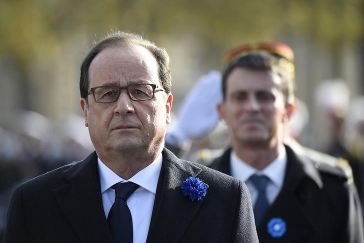 © Reuters. أولوند: هجمات باريس "عمل من أعمال الحرب"