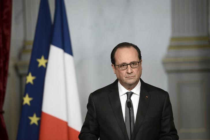© Reuters. Hollande califica los atentados de París de acto de guerra del Estado Islámico
