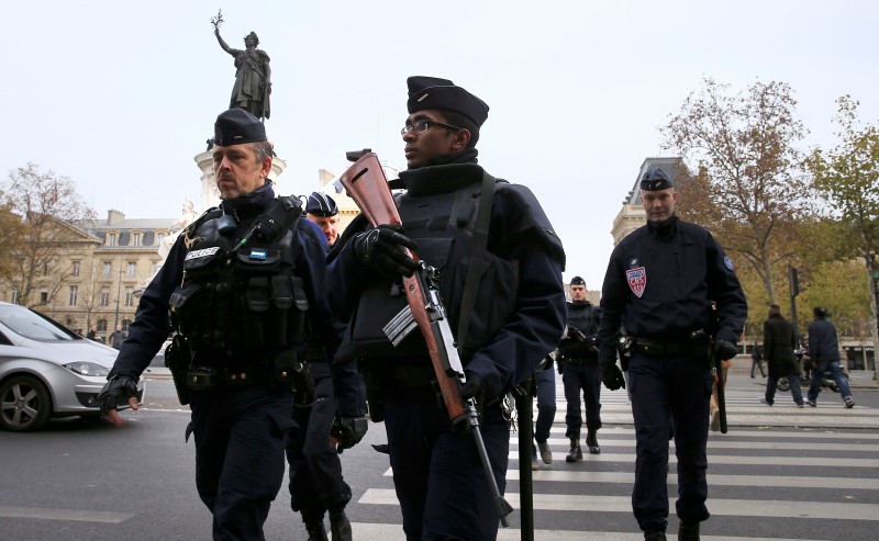 © Reuters. LES MANIFESTATIONS SUR LA VOIE PUBLIQUE INTERDITES À PARIS 