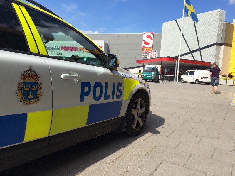 © Reuters. تشديد الإجراءات الأمنية قبل مباراة بين السويد والدنمرك
