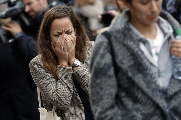 © Reuters. La incredulidad y el pánico inundan París por segunda vez en un año