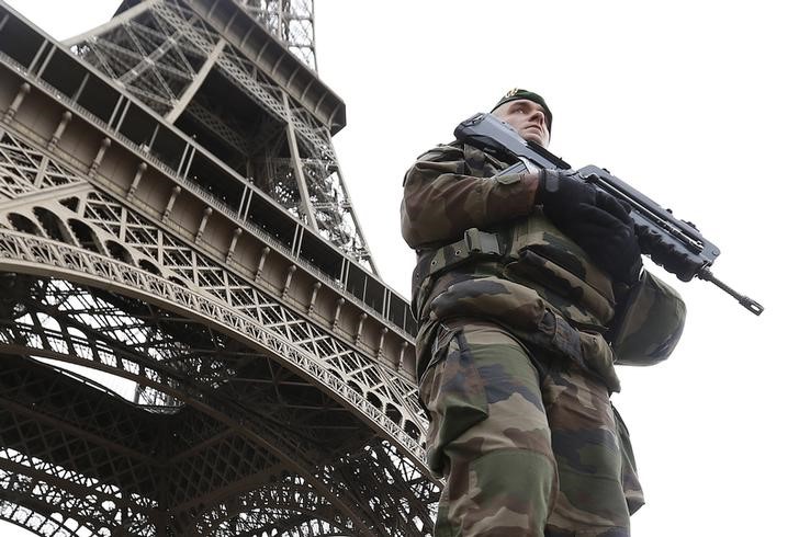 © Reuters. الدولة الإسلامية تعلن مسؤوليتها عن هجمات باريس
