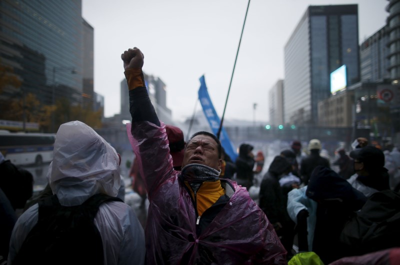 © Reuters. عشرات الآلاف يحتجون في كوريا الجنوبية على خطط باك لإصلاح سوق العمل