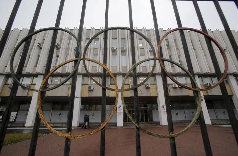 © Reuters. التوصل لاتفاق يسمح بمشاركة الرياضيين الروس الشرفاء في أولمبياد ريو