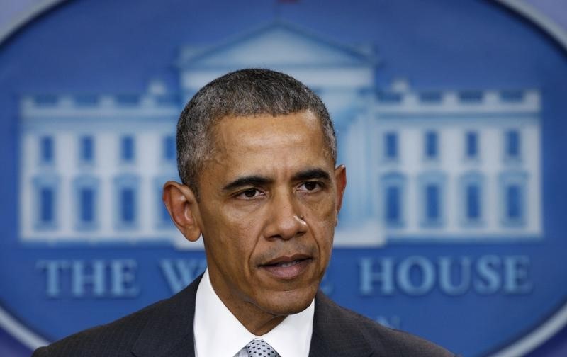 © Reuters. أوباما يجتمع مع مجلس الامن القومي لبحث هجمات باريس