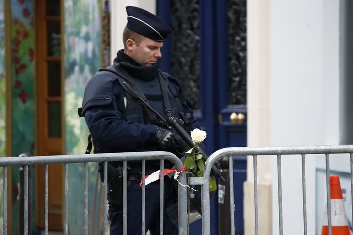 © Reuters. الأزهر يستنكر هجمات باريس ويدعو لتوحيد الجهود الدولية لمكافحة الإرهاب
