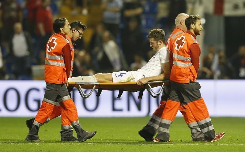 © Reuters. كاريك يتعرض لإصابة في الكاحل مع منتخب انجلترا