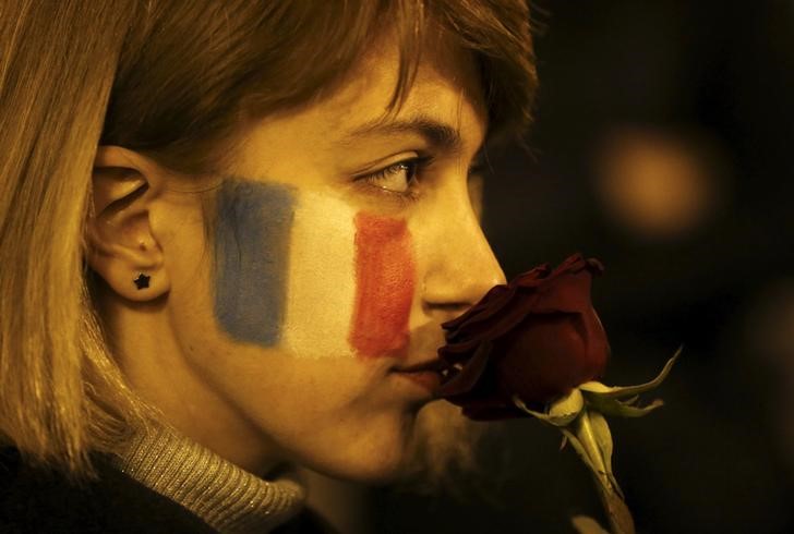 © Reuters. El mundo muestra su solidaridad e incrementa la seguridad tras ataques de París