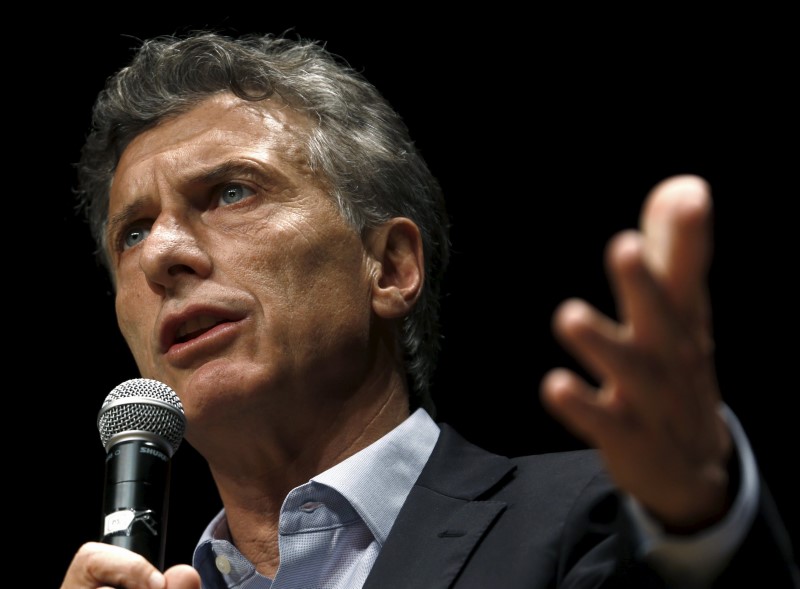 © Reuters. Macri answers question during a news conference in Buenos Aires