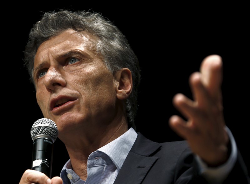 © Reuters. Macri sigue liderando encuestas para segunda vuelta electoral en Argentina