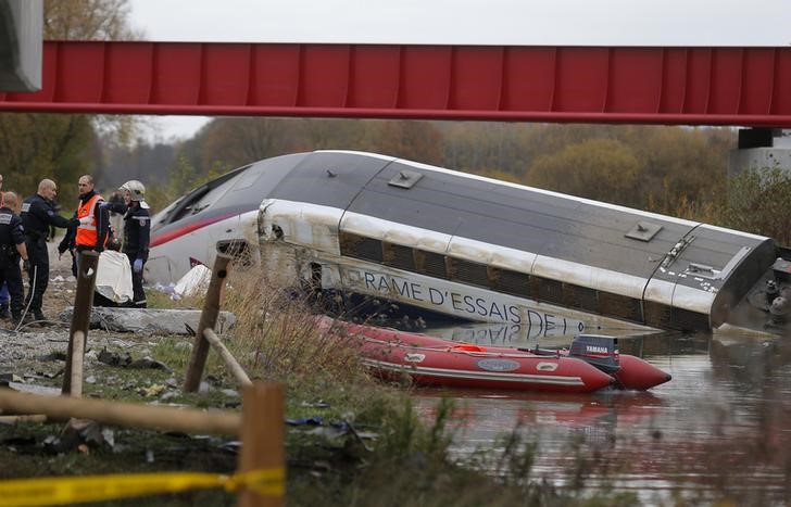 © Reuters. مقتل 7 على الأقل بعد خروج قطار عن القضبان أثناء تجربته بشرق فرنسا