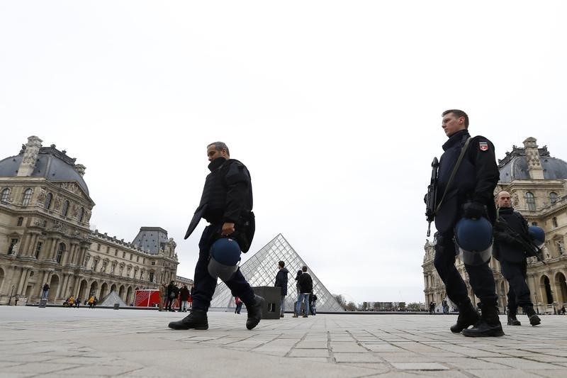 © Reuters. فرنسا ستمضي قدما في عقد قمة المناخ هذا الشهر مع تعزيز الأمن