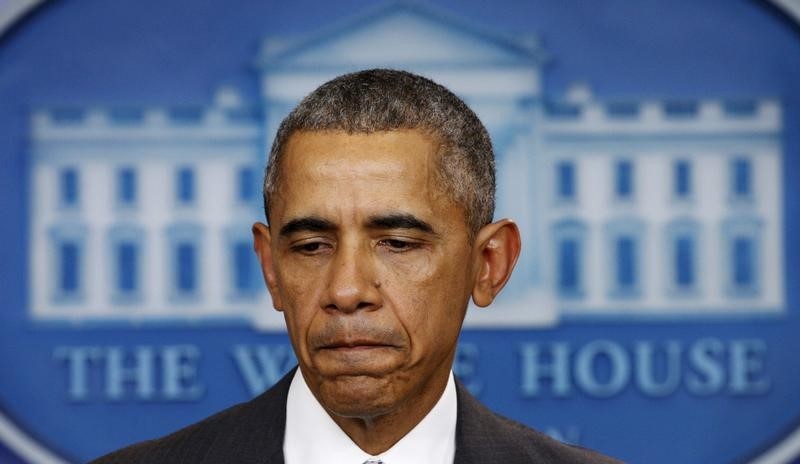 © Reuters. U.S. President Barack Obama pauses while speaking about the shooting attacks in Paris, from the White House in Washington