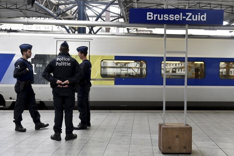 © Reuters. شرطة بلجيكا تعتقل عدة أشخاص بعد مداهمات على صلة بهجمات باريس