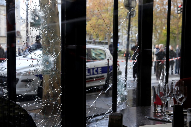 © Reuters. LE DERNIER BILAN DES ATTAQUES À PARIS FAIT ÉTAT DE 129 MORTS ET 352 BLESSÉS