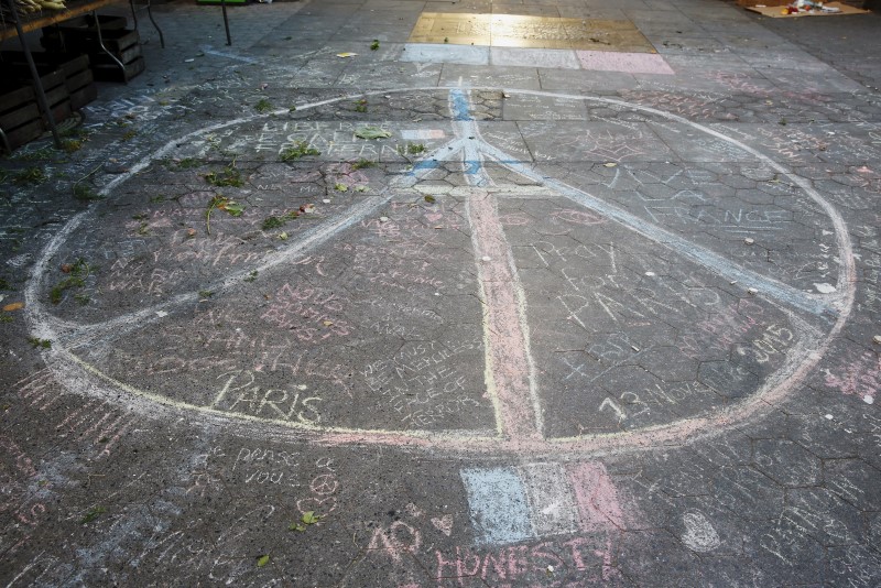 © Reuters. Messages are left in a chalk memorial to the victims of the attacks in Paris, in Union Square Park in the Manhattan borough of New York