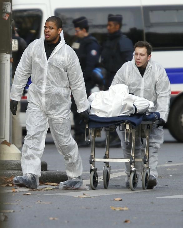 © Reuters. فرنسا تتعهد بالرد "بلا رحمة" بعد مقتل 129 في سلسلة هجمات