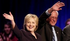 © Reuters. Los precandidatos presidenciales demócratas Hillary Clinton y Bernie Sanders saludan luego de un foro político