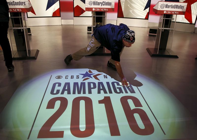 © Reuters. A worker cleans the stage in preparation for the debate for the 2016 U.S. Democratic presidential candidates at Drake University in Des Moines