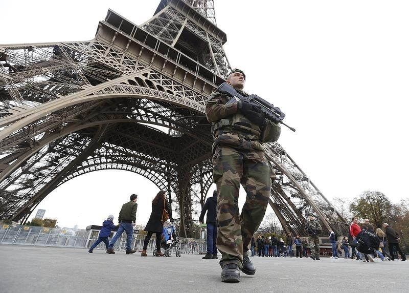 © Reuters. شهود:إخلاء محيط برج ايفل وتواجد مكثف للشرطة حول فندق بولمان بباريس