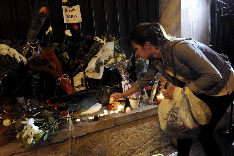 © Reuters. مصادر حكومية: مشتبه به ثان في هجمات باريس دخل أوروبا على الأرجح عبر اليونان