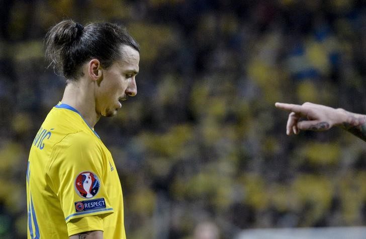 © Reuters. السويد تهزم الدنمرك 2-1 في ملحق تصفيات بطولة أوروبا 2016