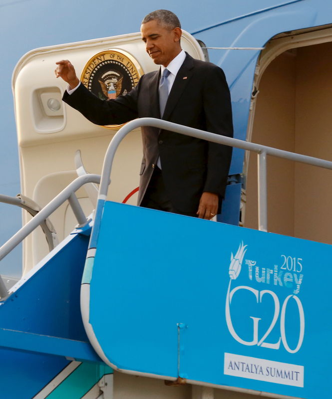 © Reuters. اوباما يصل إلى تركيا للمشاركة في قمة تخيم عليها هجمات باريس