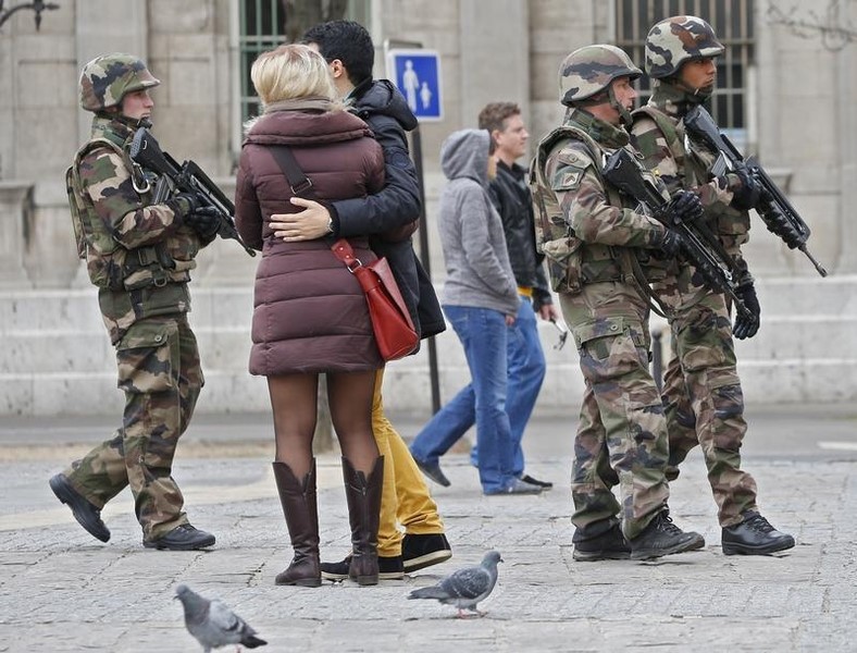 © Reuters. مصدر: الشرطة تحتجز والد أحد منفذي هجمات باريس وشقيقه