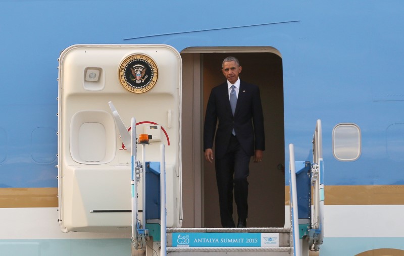 © Reuters. U.S. President Obama disembarks Air Force One after arriving at Antalya International Airport in Antalya, Turkey