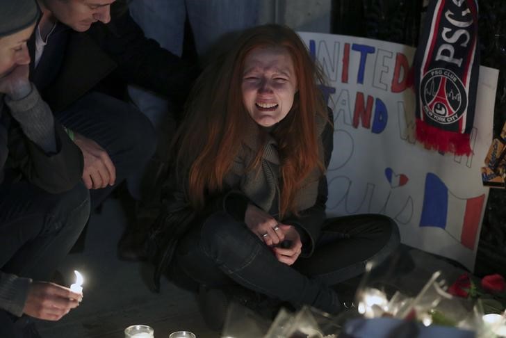 © Reuters. Banda de rock de EEUU resulta ilesa de ataques en París, pero un miembro de su equipo muere