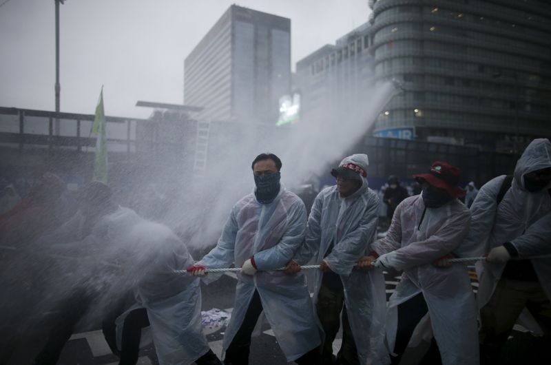 © Reuters. كوريا الجنوبية تهدد بقمع أي احتجاج عنيف آخر في سول