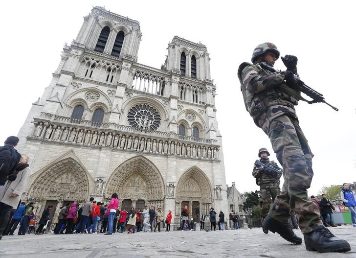 © Reuters. Francia identifica al primer sospechoso, promete destruir al Estado Islámico