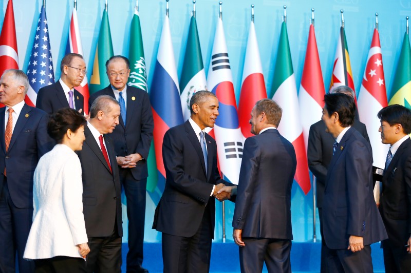 © Reuters. U.S. President Obama shakes hands with President of the European Council Tusk during G20 summit in Antalya