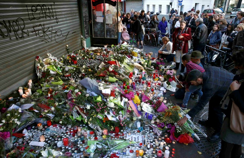 © Reuters. RECUEILLEMENT SUR LE SITE DES ATTAQUES DE VENDREDI SOIR