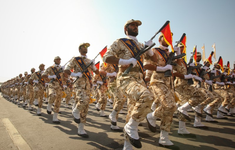 © Reuters. Members of Iranian revolutionary guard march during parade to commemorate anniversary of Iran-Iraq war, in Tehran