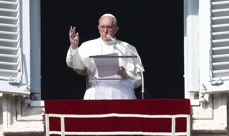 © Reuters. البابا: استخدام اسم الله لتبرير العنف هو كفر