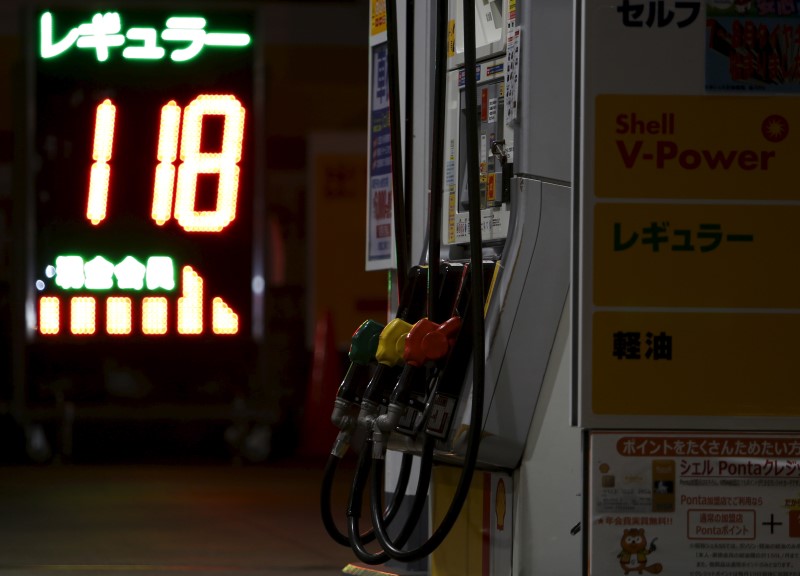 © Reuters. Pumps are seen next to a petrol price board at a Showa Shell (L:{{6593|RDSa}}) Sekiyu gas station in Tokyo