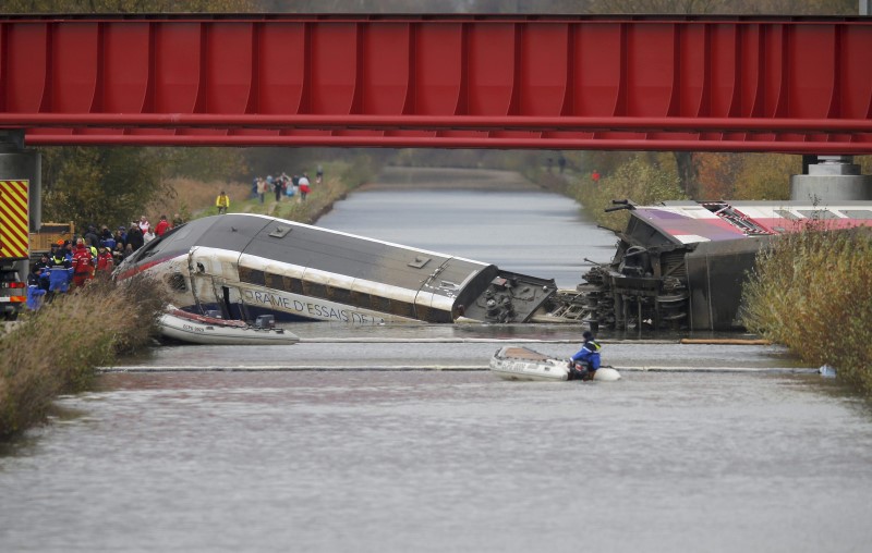 © Reuters. DÉRAILLEMENT D'UN TGV D'ESSAI EN ALSACE