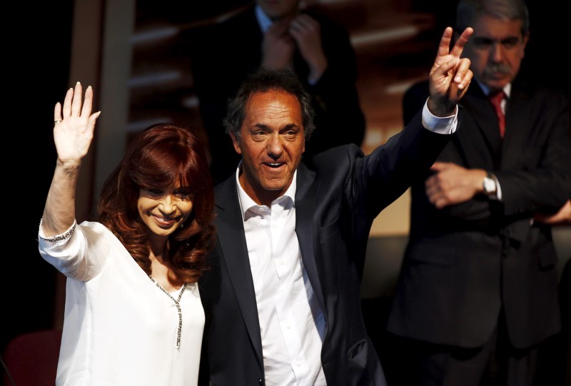 © Reuters. Argentina's President Fernandez de Kirchner and presidential candidate Scioli gesture during a ceremony in Buenos Aires