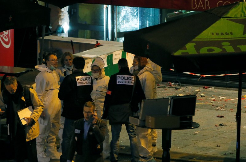 © Reuters. AU MOINS TROIS FRANÇAIS AUTEURS DES ATTENTATS DE VENDREDI